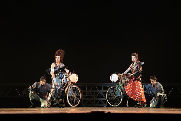 奇想天外でエネルギッシュ！　舞台『劇走江戸鴉～チャリンコ傾奇組～』ゲネプロレポート。井上瑞稀、橋本涼コメントも到着