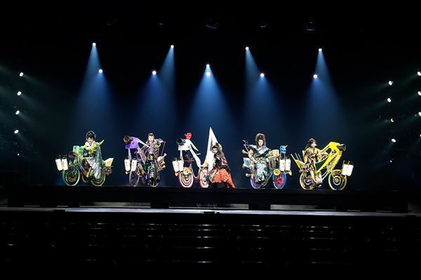 奇想天外でエネルギッシュ！　舞台『劇走江戸鴉～チャリンコ傾奇組～』ゲネプロレポート。井上瑞稀、橋本涼コメントも到着