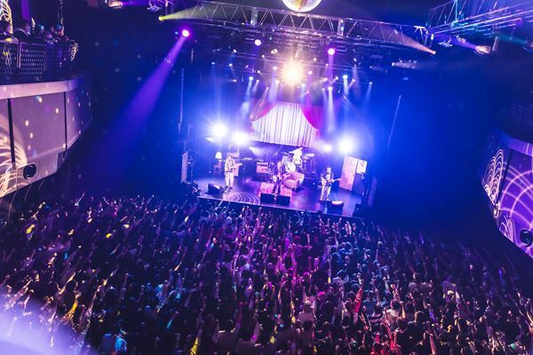 オレンジスパイニクラブが“一番大きな愛”を届けた、ツアー『見えないものに愛を』オフィシャルレポート