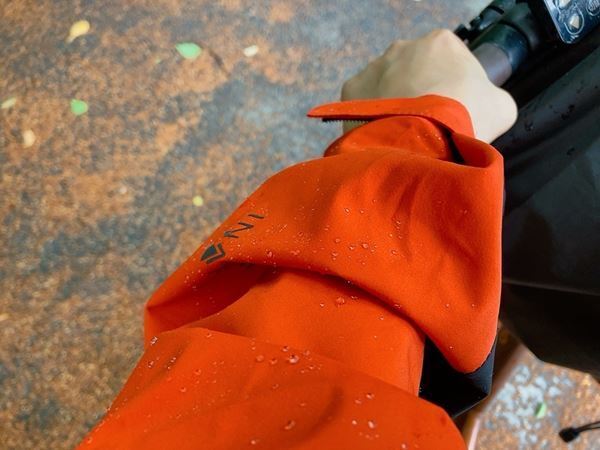 濡れにくい＆蒸れにくい！ ワークマン激安レインウェア「イナレムストレッチレインスーツ」をレビュー