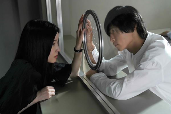 桐谷健太、倉科カナら豪華なキャストがダークミステリーを彩る！『連続ドラマW 坂の上の赤い屋根』第2話が本日放送