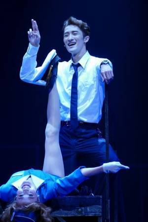 岩本照（Snow Man）、主演ミュージカル『キャッチ・ミー・イフ・ユー・キャン』で体幹の強さ際立つダンス