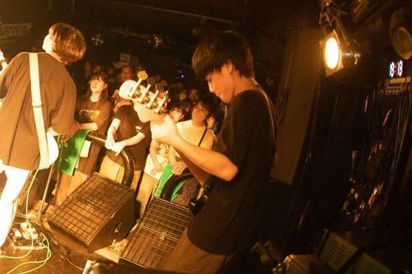 『Grasshopper vol.14』イヌモアルケバ×つきみ×Paper moon Endroll×猫背のネイビーセゾン　楽しむ場所、そして明日を生きる気力を作り出す音楽に出会う【レポート】