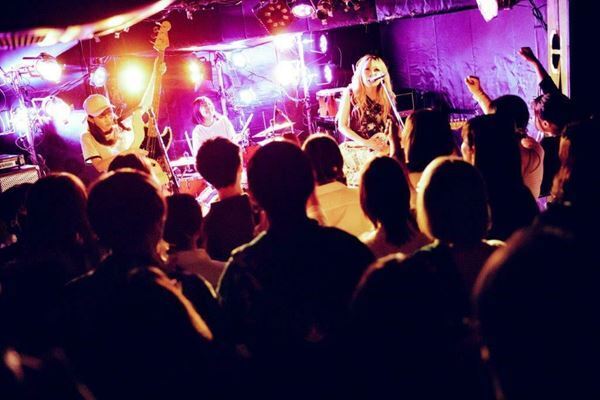 『Grasshopper vol.14』イヌモアルケバ×つきみ×Paper moon Endroll×猫背のネイビーセゾン　楽しむ場所、そして明日を生きる気力を作り出す音楽に出会う【レポート】