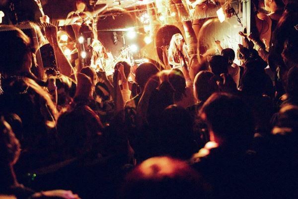 『Grasshopper vol.14』イヌモアルケバ×つきみ×Paper moon Endroll×猫背のネイビーセゾン　楽しむ場所、そして明日を生きる気力を作り出す音楽に出会う【レポート】