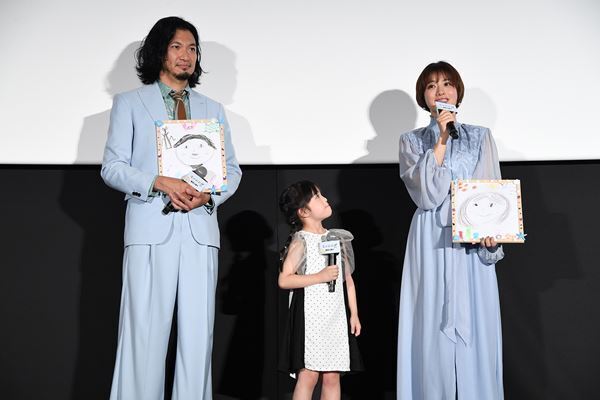 映画『ミッシング』公開御礼舞台挨拶レポート　娘役・有田麗未サプライズ登壇で似顔絵プレゼント