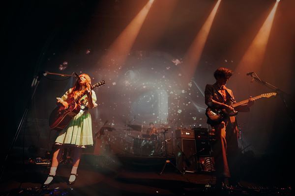 GLIM SPANKYが“幻想的な世界観”で魅了した『Velvet Theater 2023』オフィシャルレポート