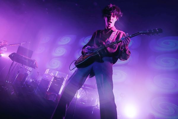 GLIM SPANKYが“幻想的な世界観”で魅了した『Velvet Theater 2023』オフィシャルレポート