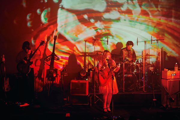 GLIM SPANKYが“幻想的な世界観”で魅了した『Velvet Theater 2023』オフィシャルレポート