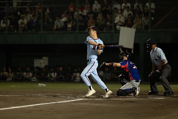 八嶋智人、男性ブランコ平井らが出演　スリーピルバーグスの野外公演『リバーサイド名球会』配信スタート