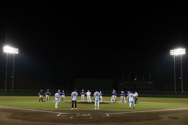 八嶋智人、男性ブランコ平井らが出演　スリーピルバーグスの野外公演『リバーサイド名球会』配信スタート