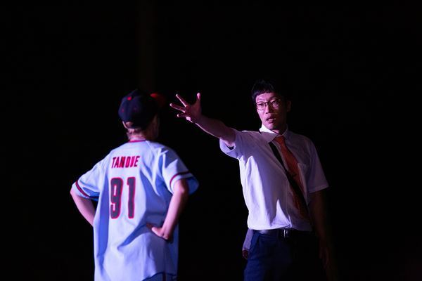 八嶋智人、男性ブランコ平井らが出演　スリーピルバーグスの野外公演『リバーサイド名球会』配信スタート