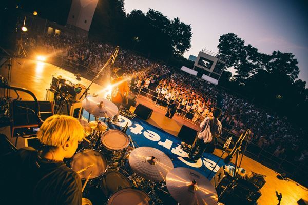 reGretGirl 思いきり泣いて笑って、きみ自身を解き放ってくれ―すべてのメッセージが刺さりまくった、どうにかなってしまいそうな大阪城野外音楽堂ワンマン