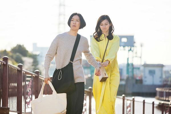 『あまろっく』父・鶴瓶が20歳の美女と再婚!?　娘・江口のりこは……【おとなの映画ガイド】