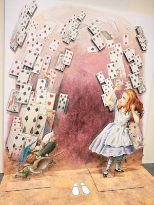 『不思議の国のアリス』の原点を辿る展覧会が、愛知県の松坂屋美術館にて開催中