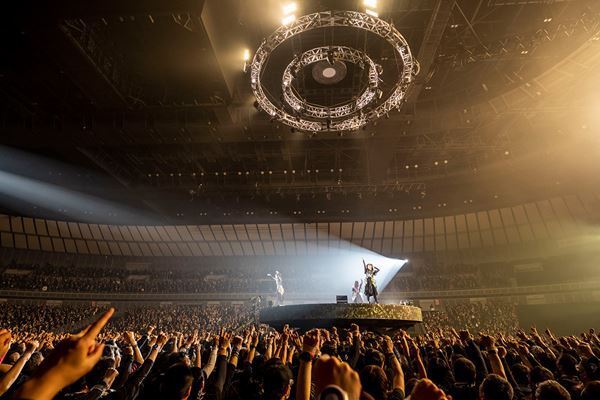 BABYMETAL、MOMOMETALの“聖誕”を祝う横アリ2DAYS完遂　ディレイ・ビューイングの実施も決定【レポート】