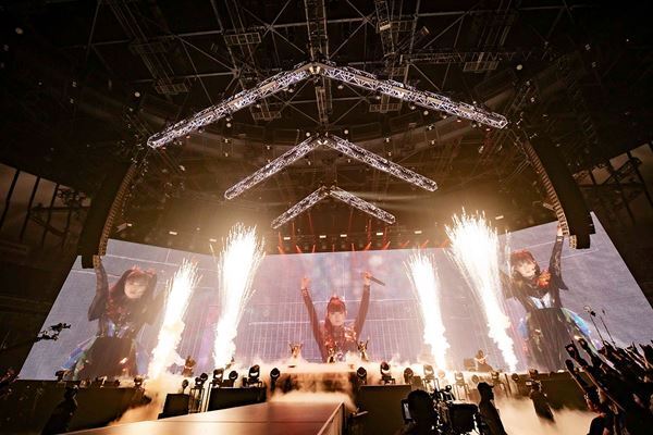 BABYMETAL、MOMOMETALの“聖誕”を祝う横アリ2DAYS完遂　ディレイ・ビューイングの実施も決定【レポート】