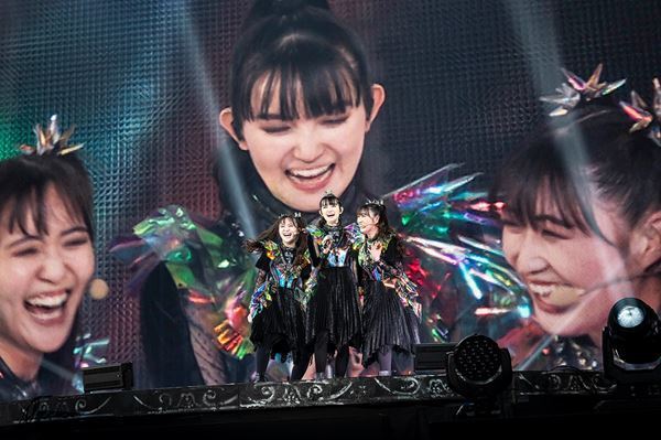 BABYMETAL、MOMOMETALの“聖誕”を祝う横アリ2DAYS完遂　ディレイ・ビューイングの実施も決定【レポート】