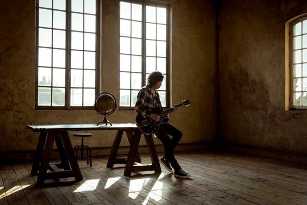 日々の憤りも感傷も味わい深く痛快に昇華された新作『PINEAPPLE』をリリース　斉藤和義インタビュー