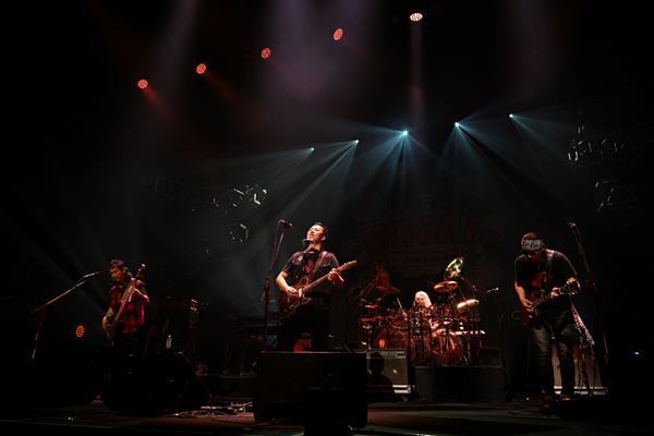 中高年パワー全開！ 爆風スランプ40周年ツアー最終日をレポート「再会はまたいつの日か、あの場所で」