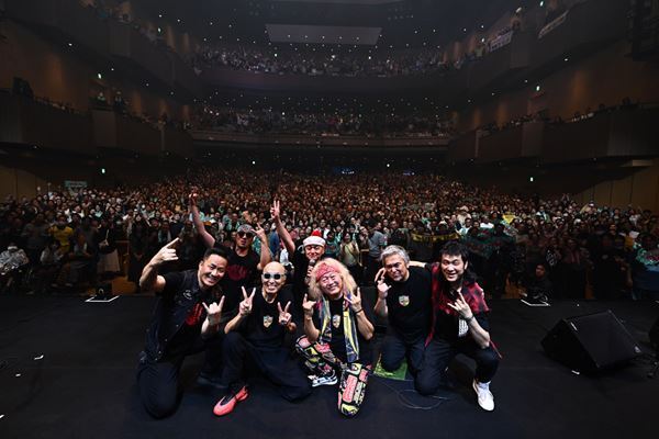 中高年パワー全開！ 爆風スランプ40周年ツアー最終日をレポート「再会はまたいつの日か、あの場所で」