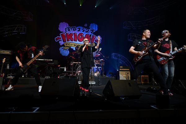 中高年パワー全開！ 爆風スランプ40周年ツアー最終日をレポート「再会はまたいつの日か、あの場所で」