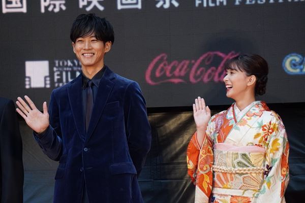 第37回東京国際映画祭が開幕、フェスティバル・ナビゲーター菊地凛子らがレッドカーペットに登場
