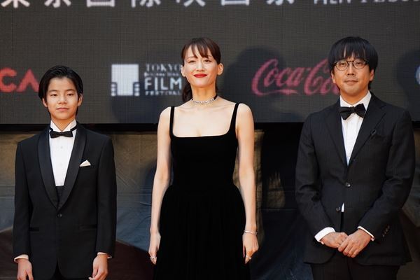 第37回東京国際映画祭が開幕、フェスティバル・ナビゲーター菊地凛子らがレッドカーペットに登場
