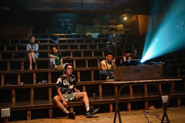 コンゲームの“ワクワク”が詰まった、 内野聖陽×岡田将生『アングリースクワッド 公務員と7人の詐欺師』──【おとなの映画ガイド】