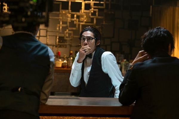 コンゲームの“ワクワク”が詰まった、 内野聖陽×岡田将生『アングリースクワッド 公務員と7人の詐欺師』──【おとなの映画ガイド】