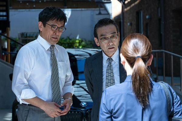 コンゲームの“ワクワク”が詰まった、 内野聖陽×岡田将生『アングリースクワッド 公務員と7人の詐欺師』──【おとなの映画ガイド】