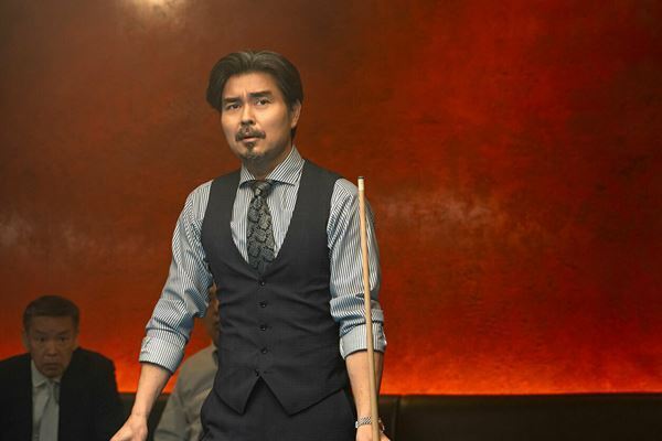 コンゲームの“ワクワク”が詰まった、 内野聖陽×岡田将生『アングリースクワッド 公務員と7人の詐欺師』──【おとなの映画ガイド】