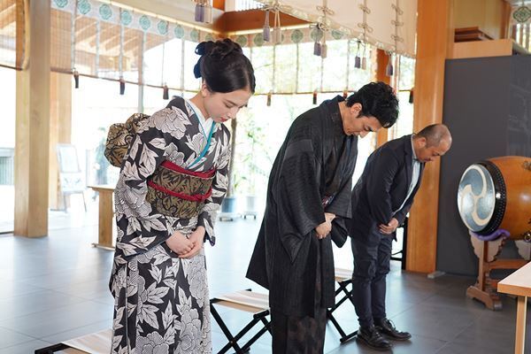 映画『碁盤斬り』草彅剛×清原果耶の“父と娘”がヒットを祈願「今でしか作れない時代劇を作れた」