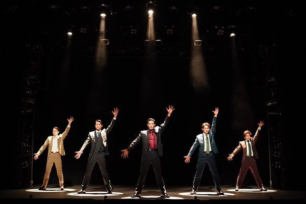 鴻上尚史作・演出の舞台『朝日のような夕日をつれて2024』開幕　舞台写真＆コメント到着