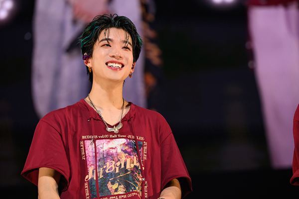 止まらないスピードに乗ってBUDDiiSは次のステージへ「僕らの想いはいつでもみんなの近くに」ホールツアー最終公演の模様をレポート