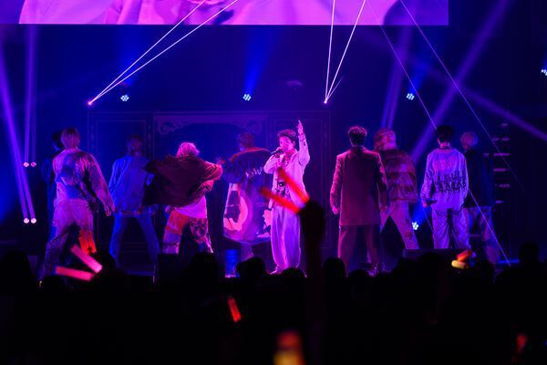 止まらないスピードに乗ってBUDDiiSは次のステージへ「僕らの想いはいつでもみんなの近くに」ホールツアー最終公演の模様をレポート