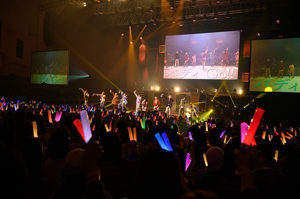 止まらないスピードに乗ってBUDDiiSは次のステージへ「僕らの想いはいつでもみんなの近くに」ホールツアー最終公演の模様をレポート