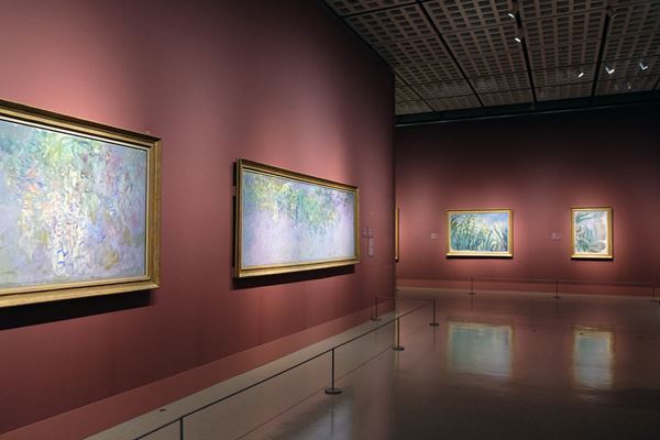 『モネ 睡蓮のとき』展示の模様をレポート　史上最多の〈睡蓮〉に没入する体験を