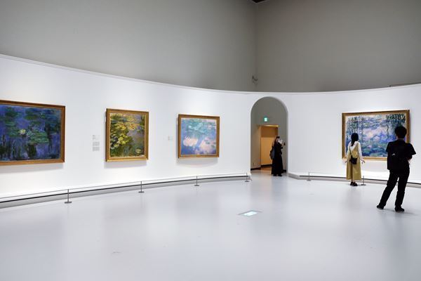 『モネ 睡蓮のとき』展示の模様をレポート　史上最多の〈睡蓮〉に没入する体験を