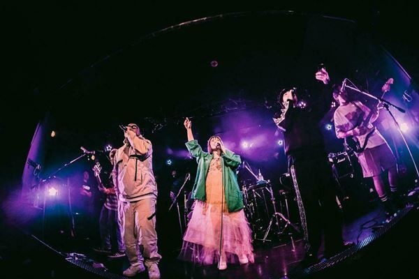 【ライブレポート】SANABAGUN.×フレンズ、コラボも披露したピースフルなツーマンライブ「初プリ」