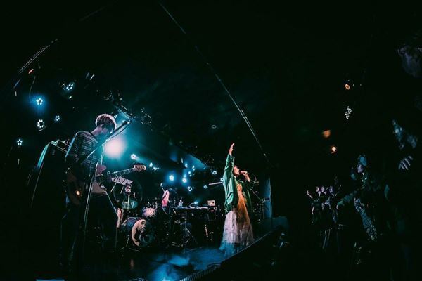 【ライブレポート】SANABAGUN.×フレンズ、コラボも披露したピースフルなツーマンライブ「初プリ」