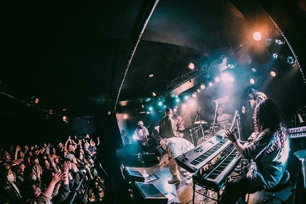 【ライブレポート】SANABAGUN.×フレンズ、コラボも披露したピースフルなツーマンライブ「初プリ」