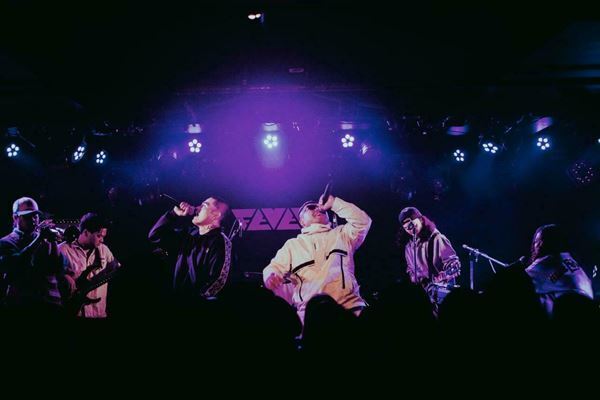 【ライブレポート】SANABAGUN.×フレンズ、コラボも披露したピースフルなツーマンライブ「初プリ」