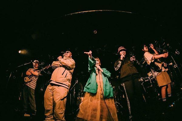 【ライブレポート】SANABAGUN.×フレンズ、コラボも披露したピースフルなツーマンライブ「初プリ」