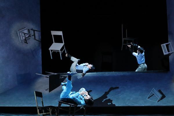 舞台ならではの多彩な表現に心奪われる、花總まり・谷原章介出演『銀行強盗にあって妻が縮んでしまった事件』