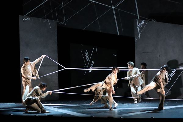 舞台ならではの多彩な表現に心奪われる、花總まり・谷原章介出演『銀行強盗にあって妻が縮んでしまった事件』