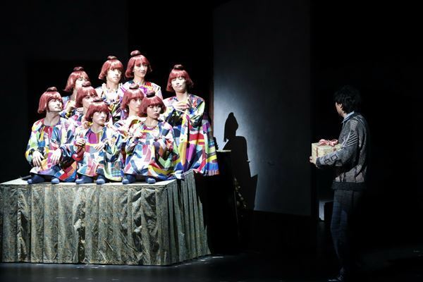 舞台ならではの多彩な表現に心奪われる、花總まり・谷原章介出演『銀行強盗にあって妻が縮んでしまった事件』