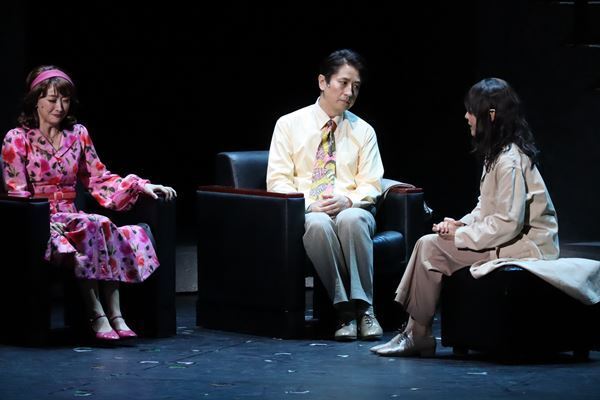 舞台ならではの多彩な表現に心奪われる、花總まり・谷原章介出演『銀行強盗にあって妻が縮んでしまった事件』