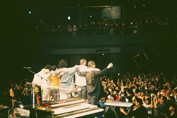 【ライブレポート】ROTH BART BARON、ツアーファイナルでTHEE MICHELLE GUN ELEPHANT「世界の終わり」演奏