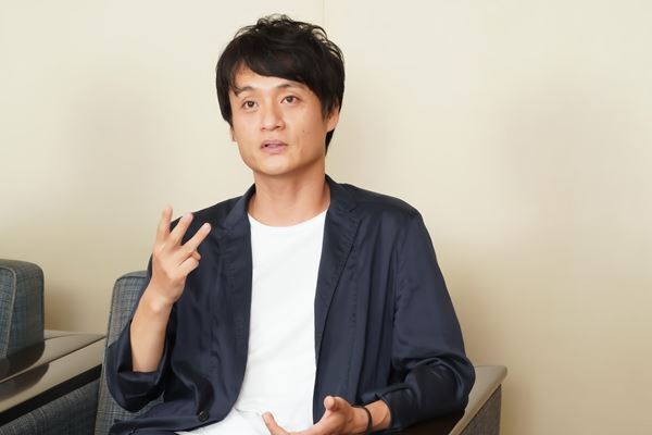 成河、亀田佳明が熱く語る！　新国立劇場が2024/2025シーズン開幕に放つマクドナーの傑作『ピローマン』